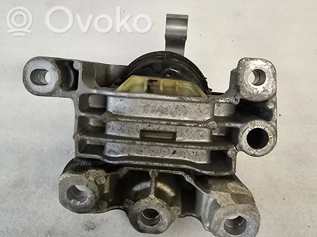 Volvo XC40 Engine mount bracket 