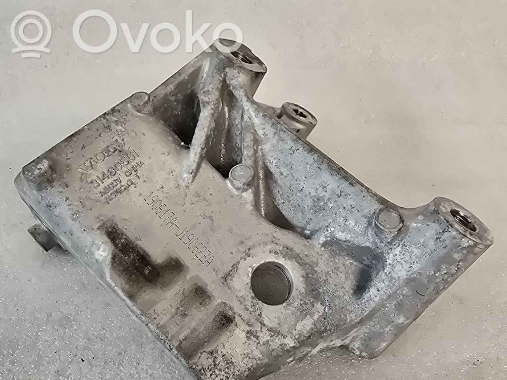 Volvo XC90 Engine mounting bracket 