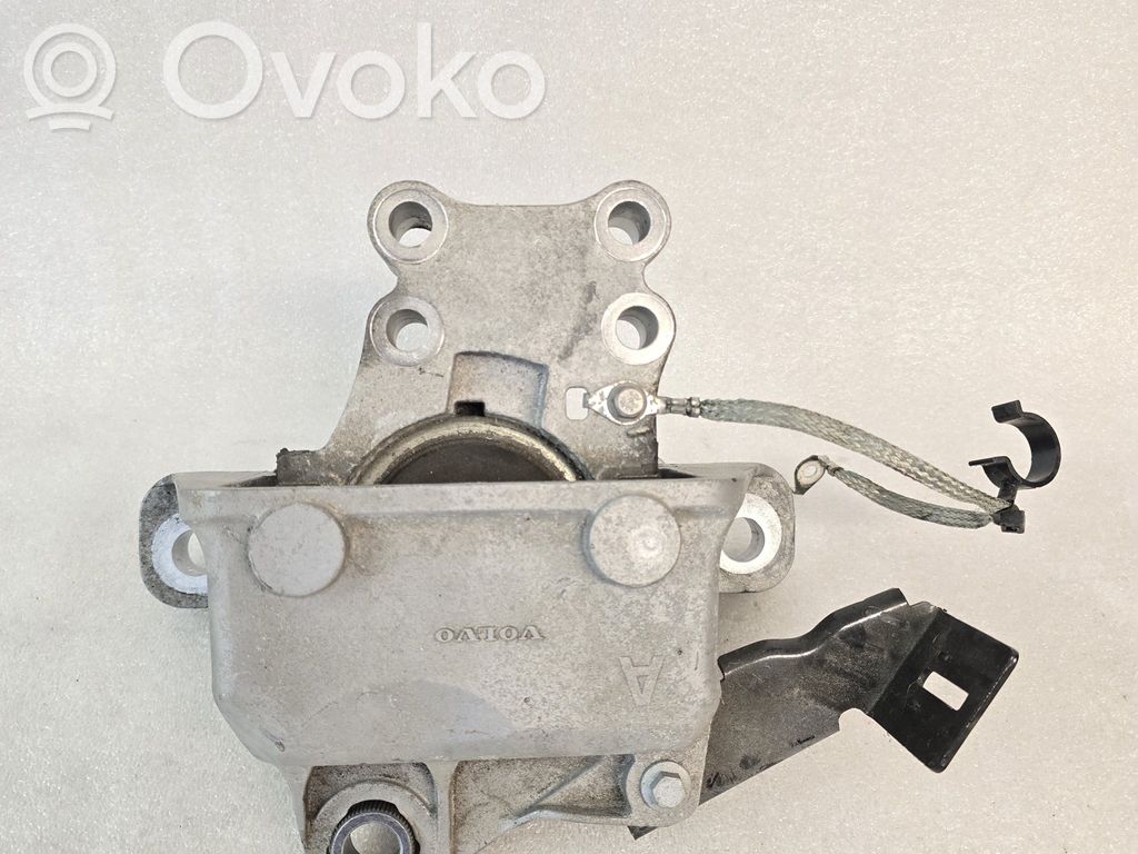 Volvo XC40 Engine mount bracket 