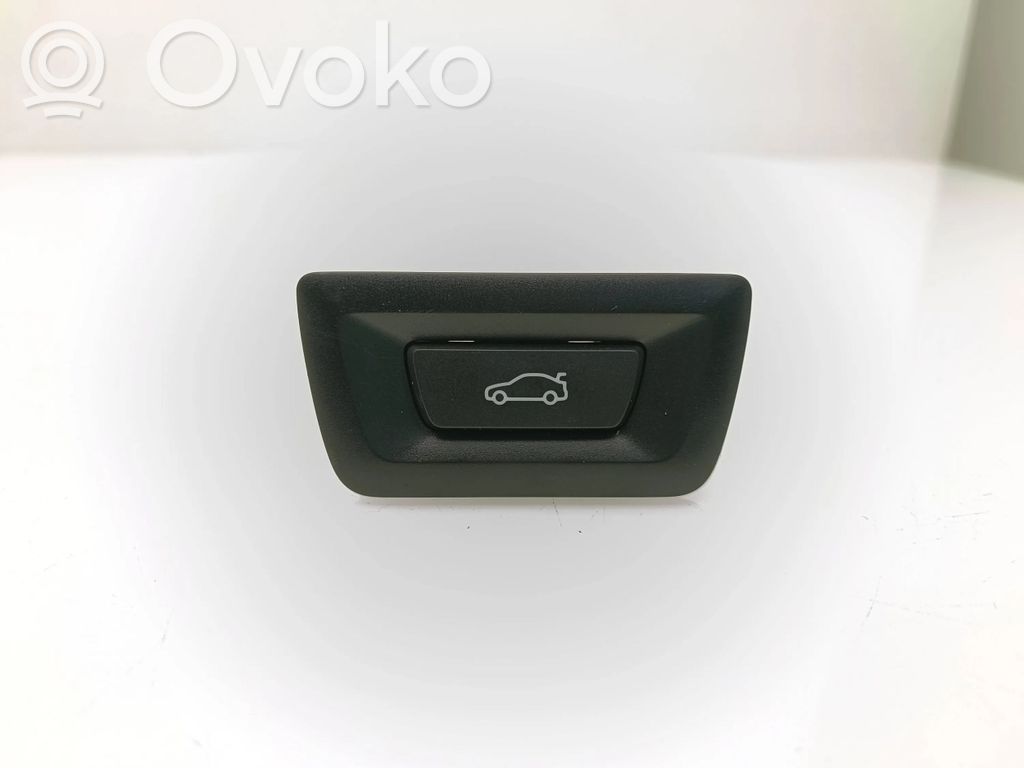 BMW i4 Tailgate opening switch 