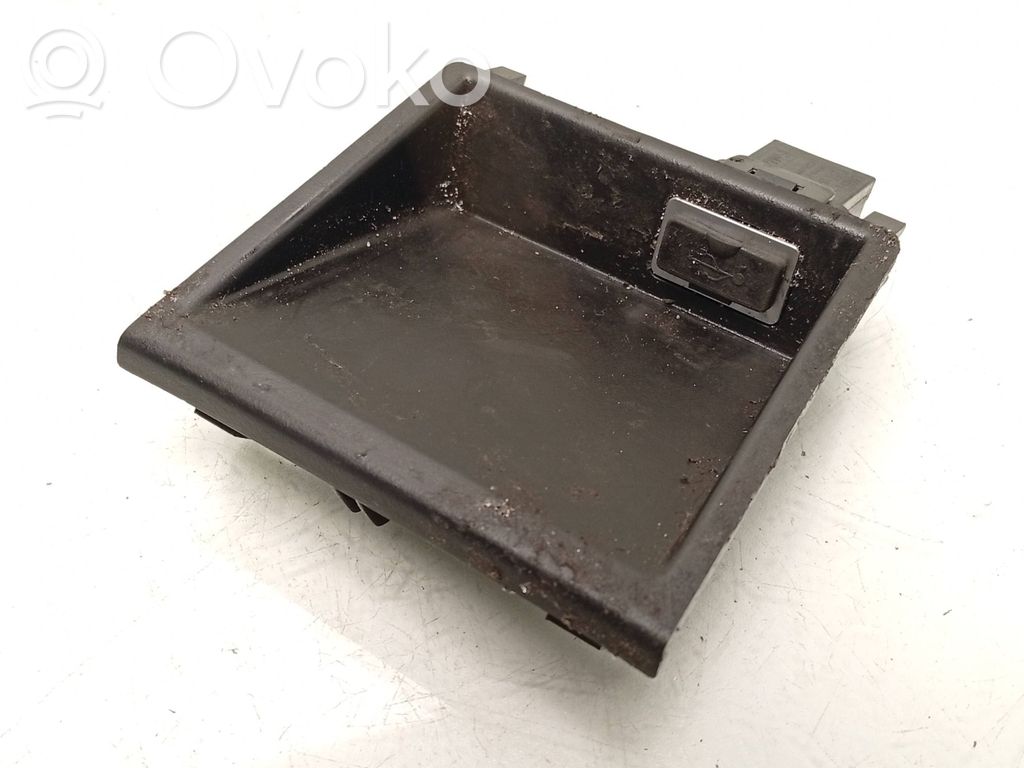 Volvo V40 USB socket connector 
