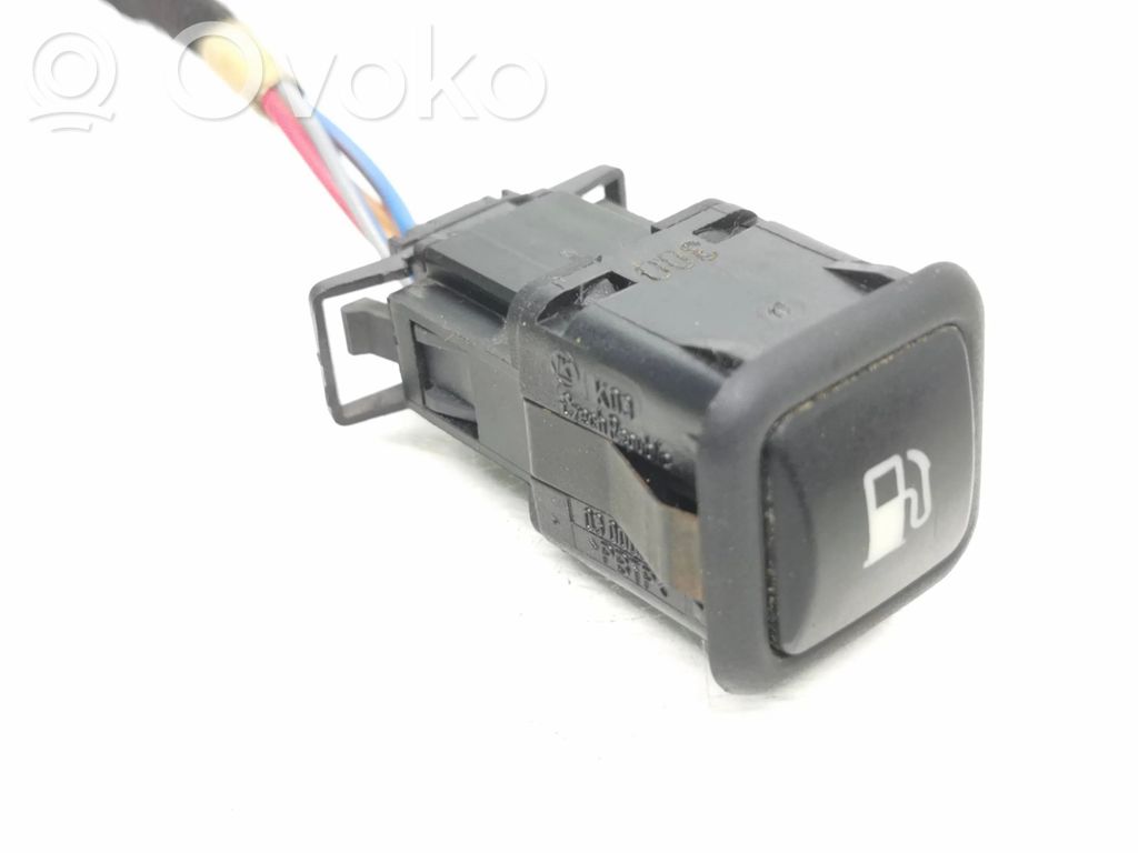 Volkswagen Golf IV Fuel tank opening switch 