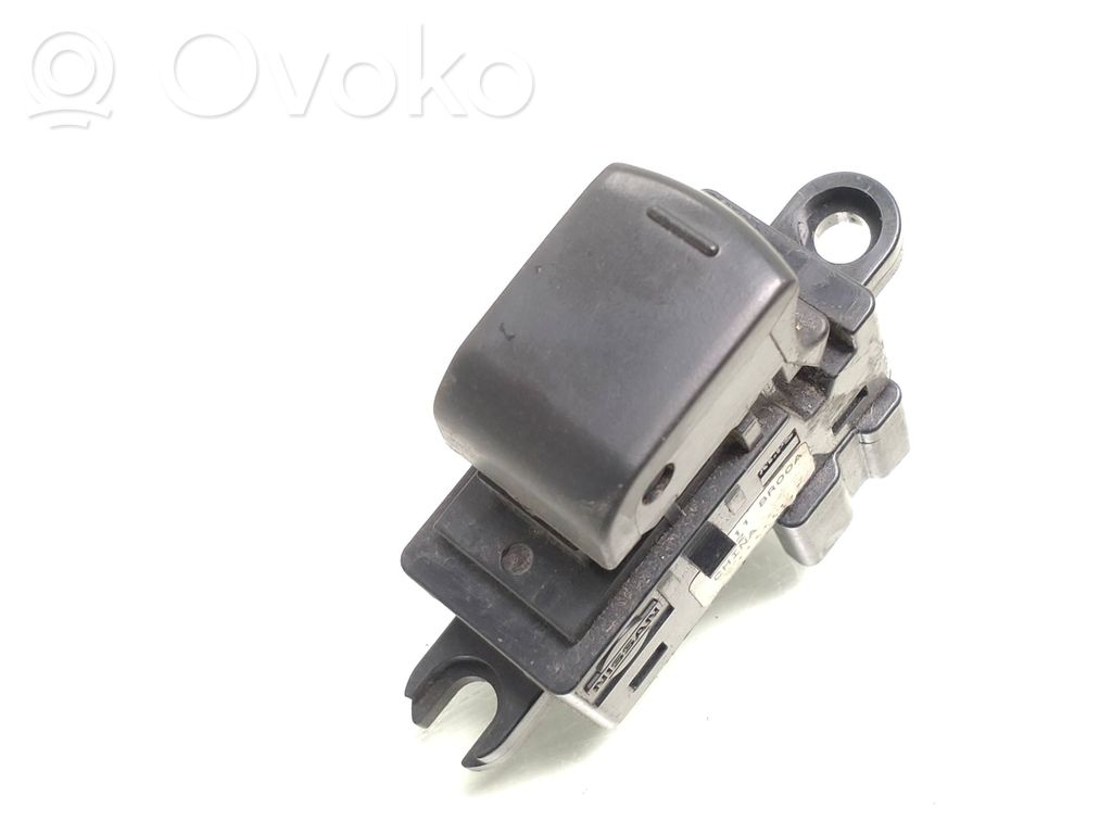 Nissan Qashqai+2 Electric window control switch 
