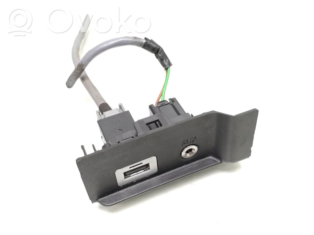 Volvo V60 Enchufe conector entrada auxiliar 