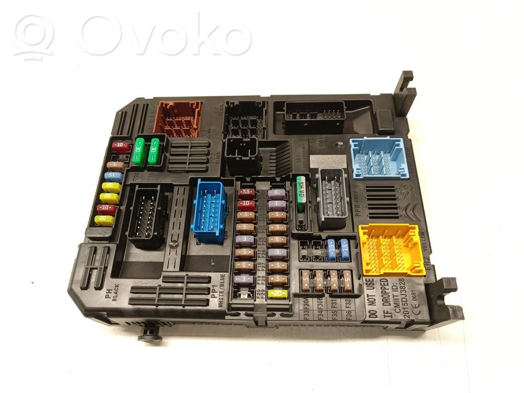 Opel Corsa F Saugiklių blokas 