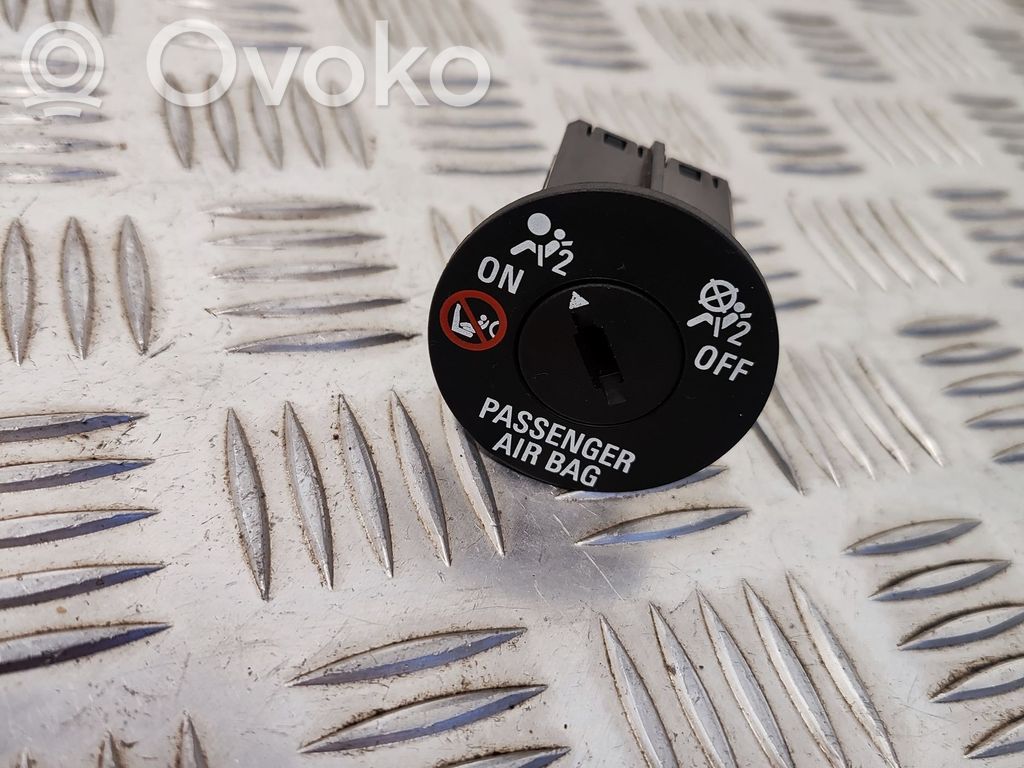 Opel Meriva B Passenger airbag on/off switch 