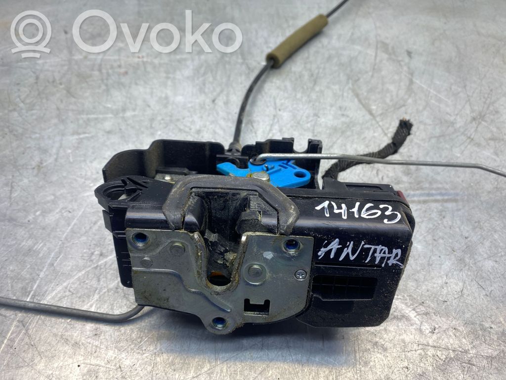 Opel Antara Priekšpusē slēdzene 