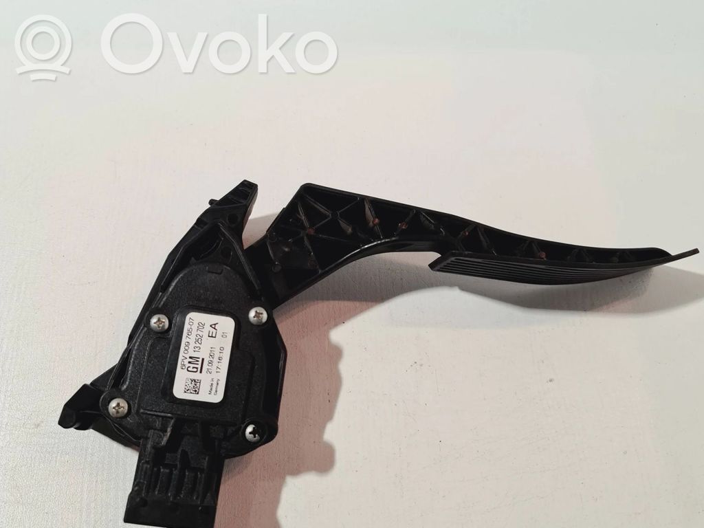 Opel Astra J Accelerator throttle pedal 