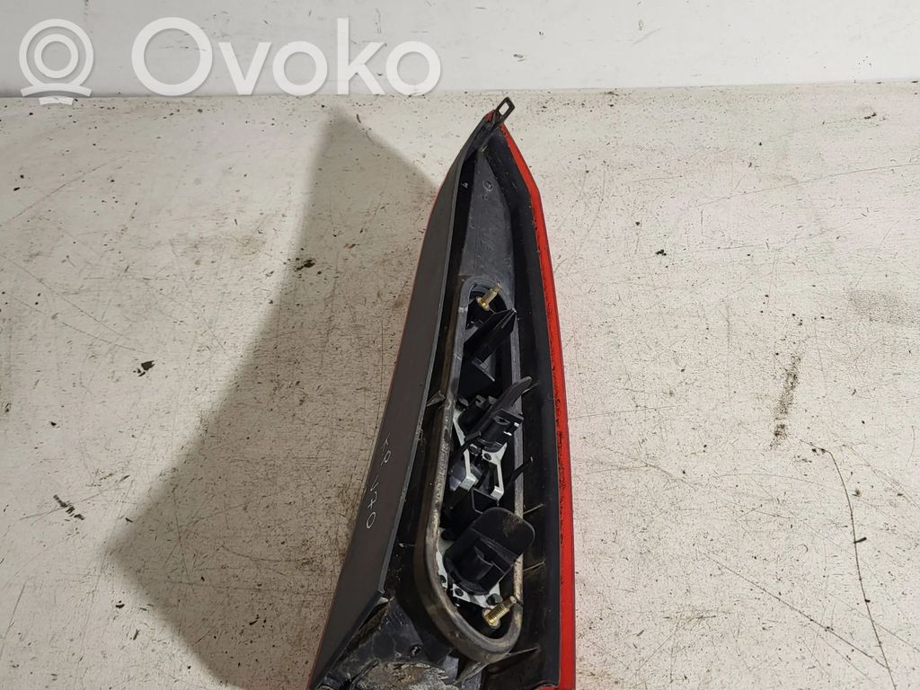 Volvo V70 Aizmugurējais lukturis virsbūvē 