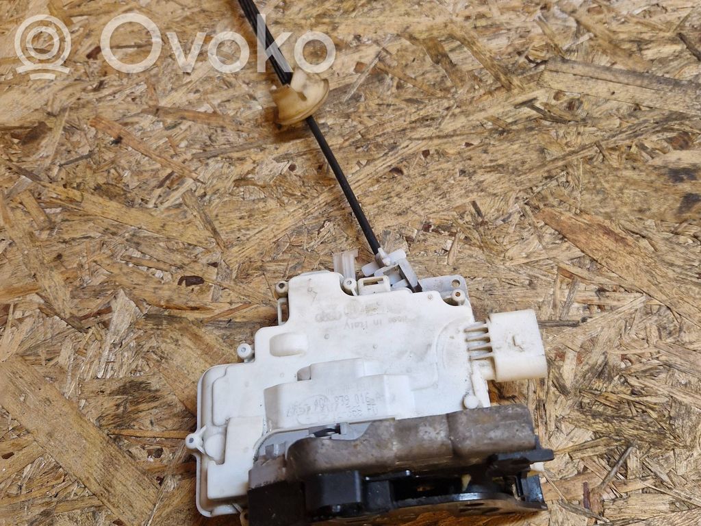 Volkswagen Touareg II Rear door lock 