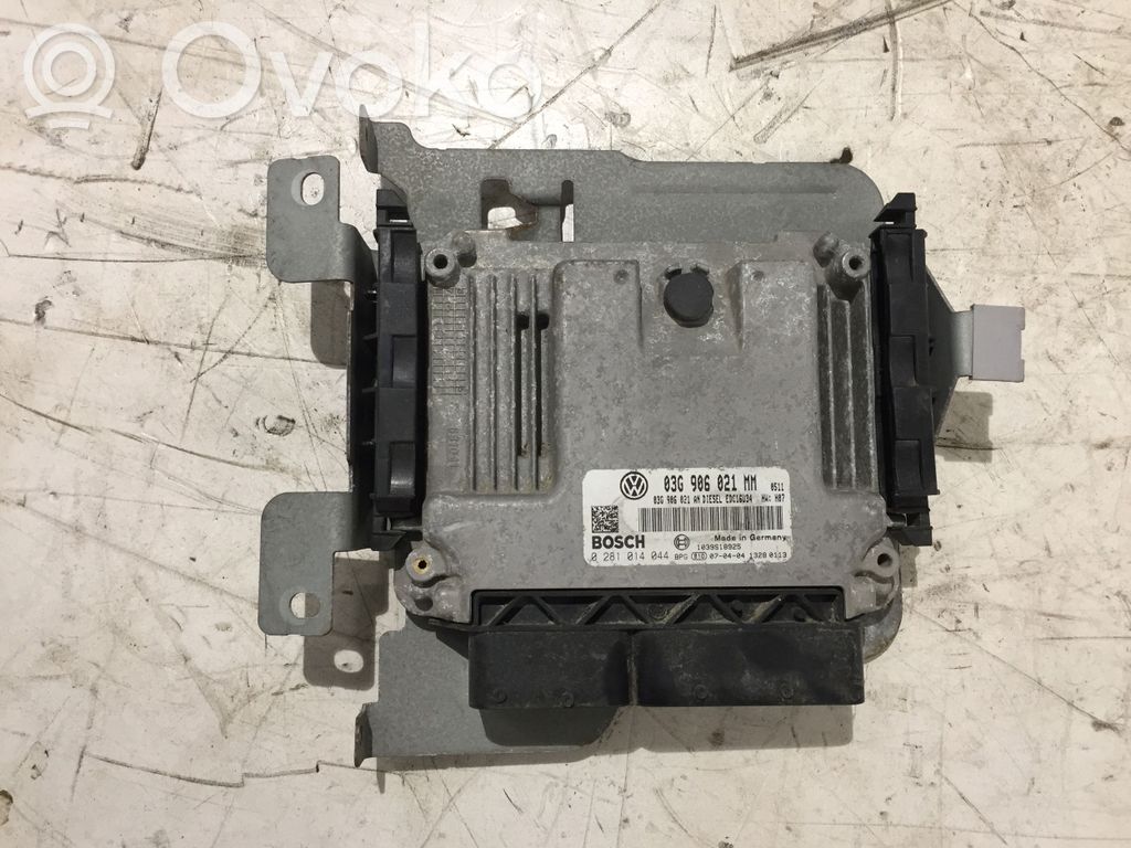 Volkswagen Touran I Engine control unit/module 