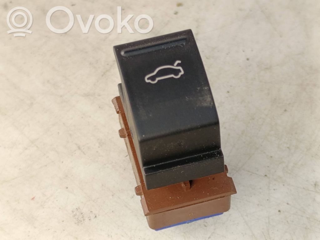 Volkswagen PASSAT B7 Tailgate opening switch 