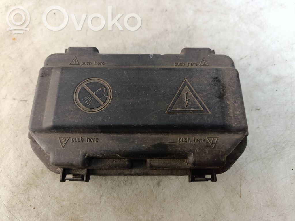 BMW 4 F32 F33 Dangtelis saugiklių dėžės 