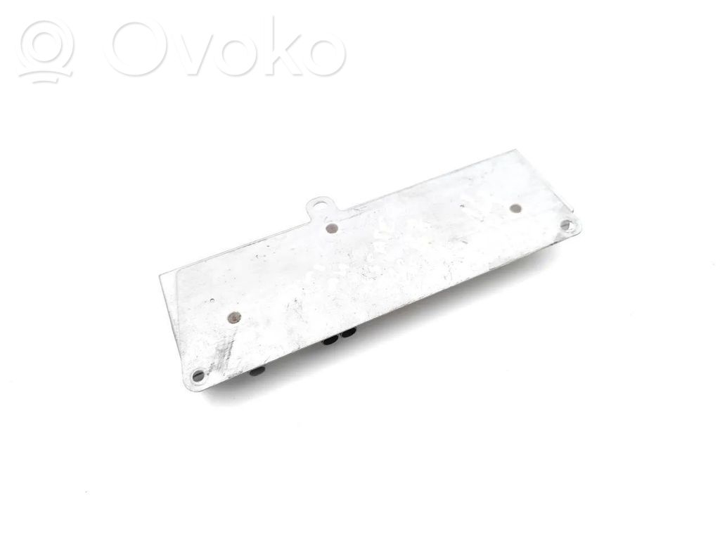 Audi A4 S4 B7 8E 8H Aerial antenna amplifier 