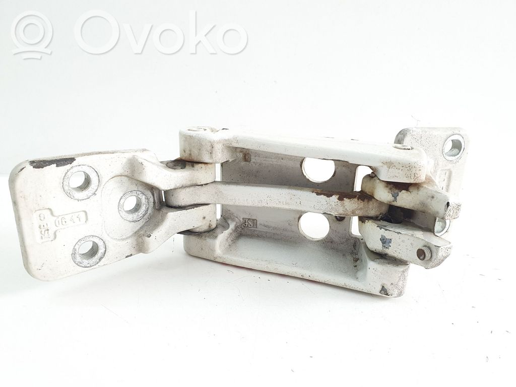 Loading door lower hinge