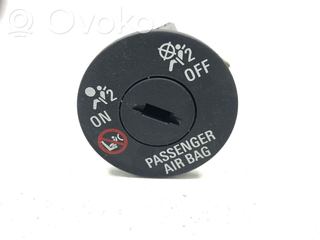 Opel Insignia A Passenger airbag on/off switch 
