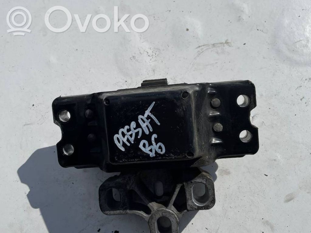 Volkswagen PASSAT B6 Engine mount bracket 