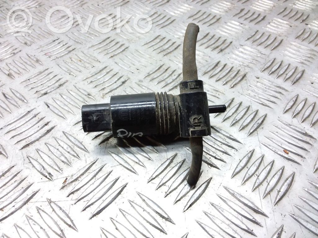 Chrysler Town & Country V Windscreen/windshield washer pump 
