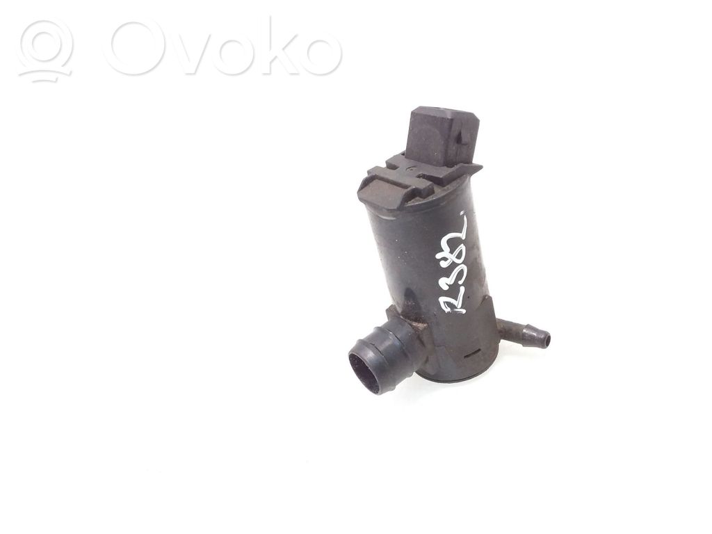 Volvo V70 Windscreen/windshield washer pump 