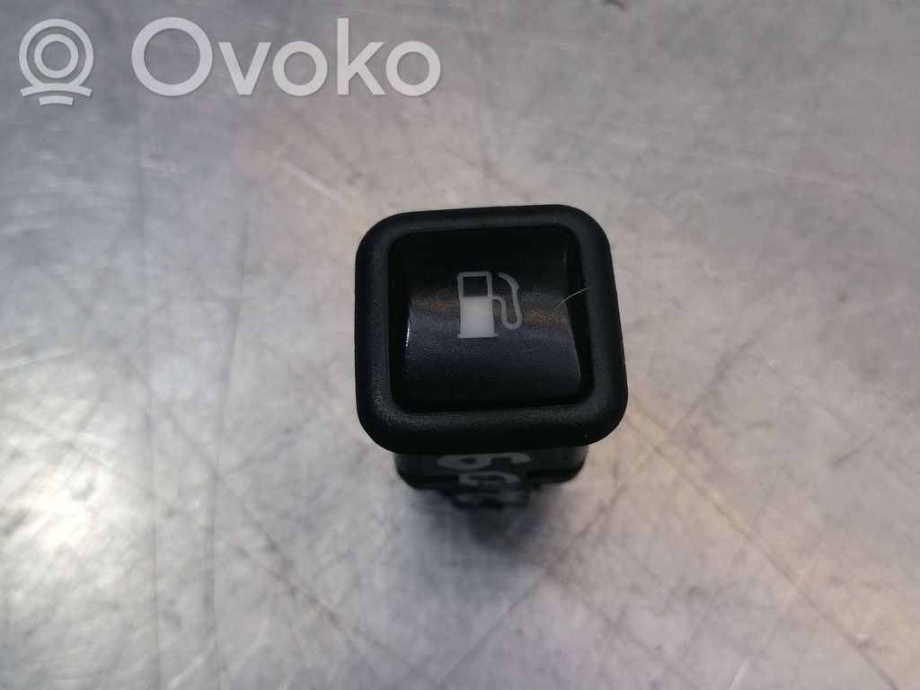 Volkswagen Golf IV Fuel tank opening switch 
