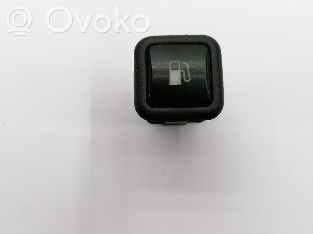 Volkswagen Golf IV Fuel tank opening switch 