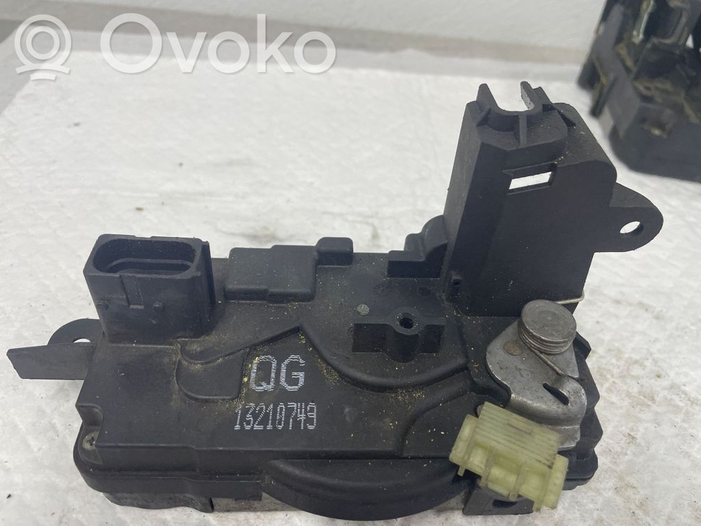 Opel Zafira B Priekšpusē slēdzene 
