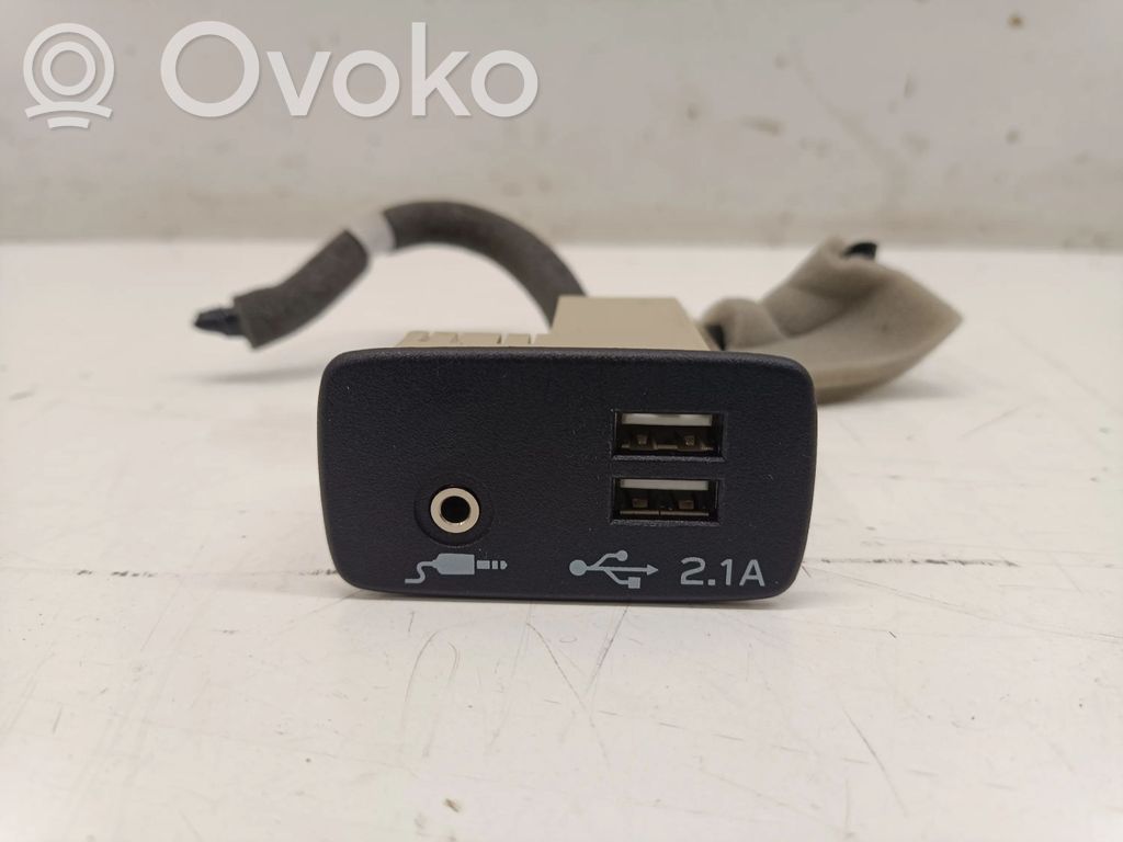 Subaru Forester SK Enchufe conector USB 