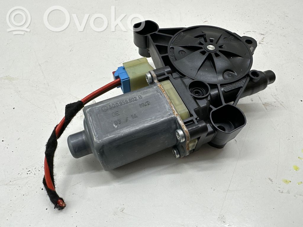 Volkswagen Golf VII Front door window regulator motor 