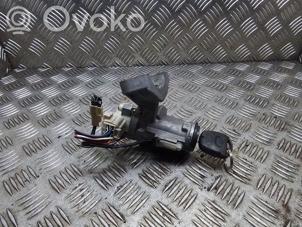 Toyota Corolla Verso E121 Užvedimo spynelė 