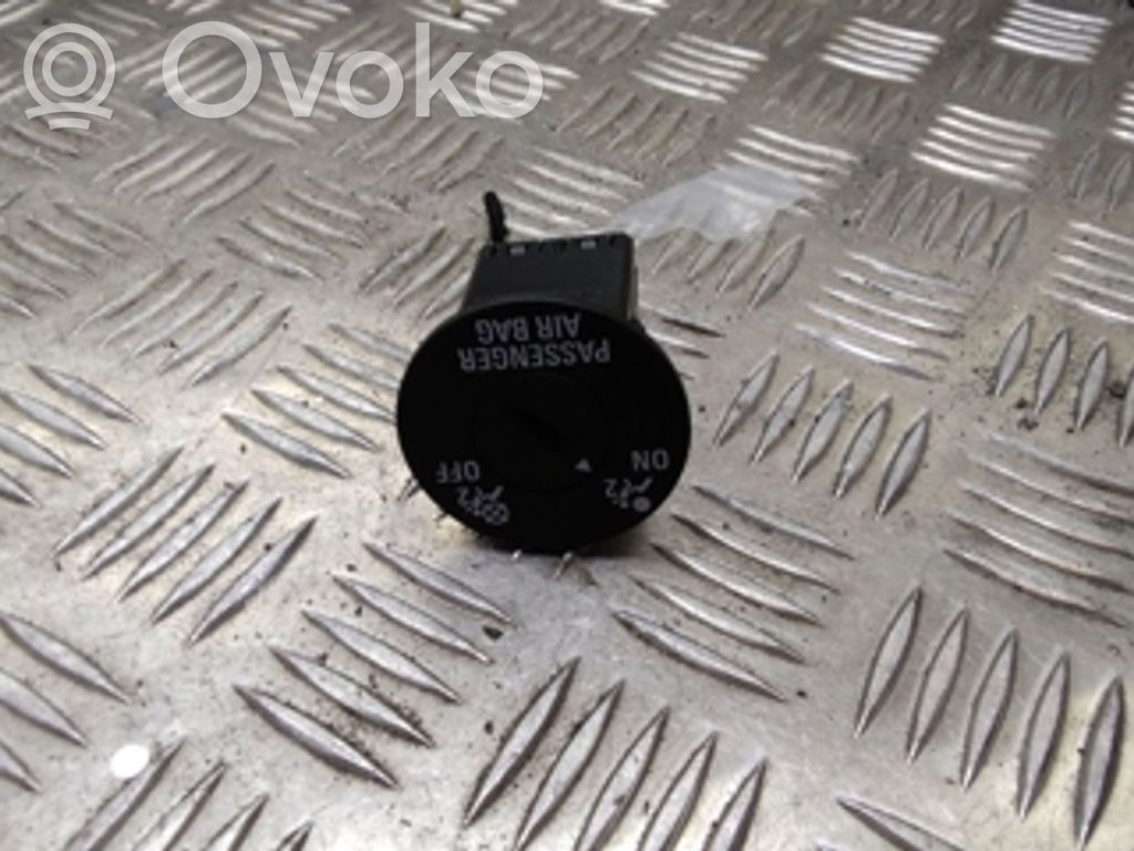 Opel Meriva B Passenger airbag on/off switch 