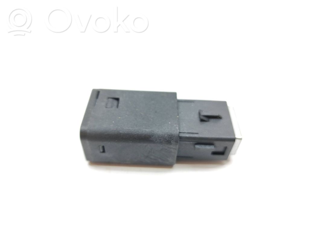 Peugeot 208 II USB jungtis 
