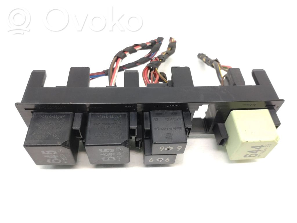 Volkswagen PASSAT B7 Drošinātāju bloks 