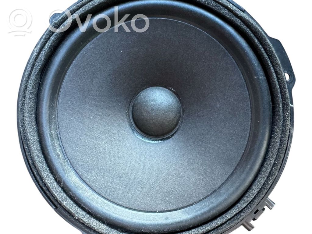 Ford Escape IV Garsiakalbis (-iai) priekinėse duryse 