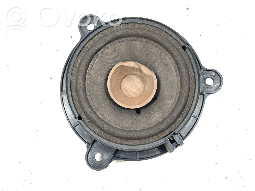 Etuoven kaiutin