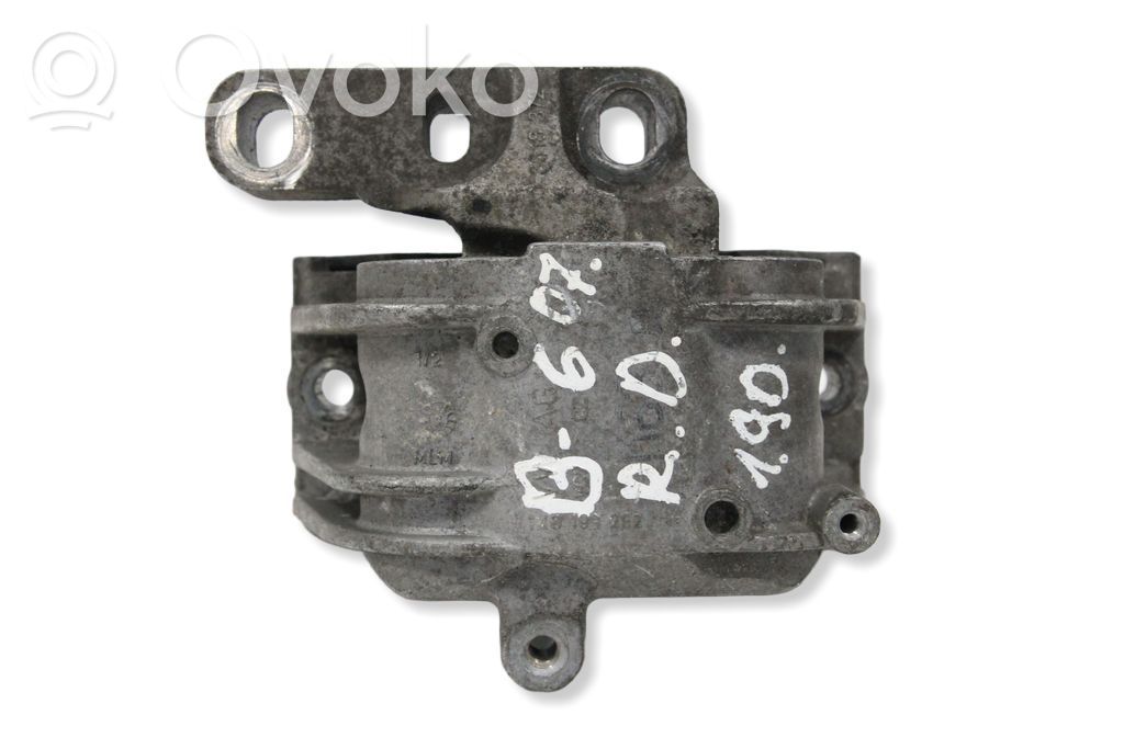 Volkswagen PASSAT B6 Engine mount bracket 