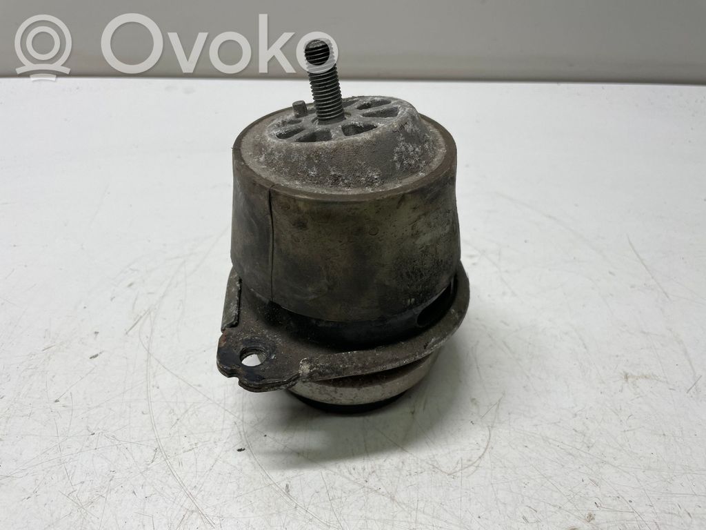 Volkswagen Touareg I Engine mount bracket 