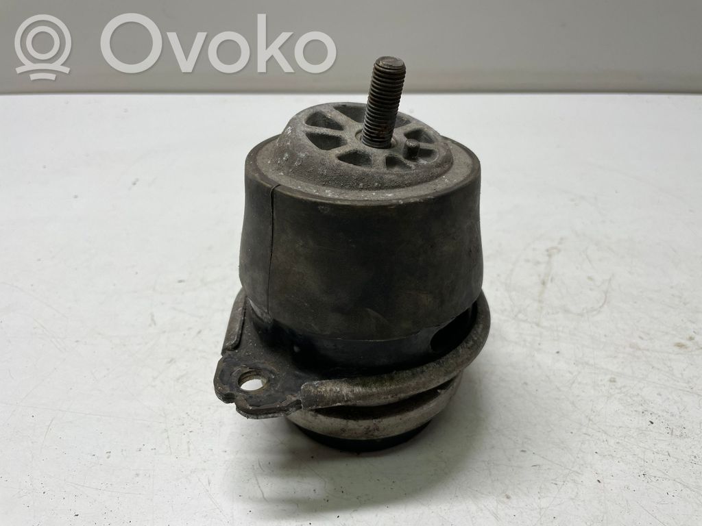 Volkswagen Touareg I Engine mount bracket 