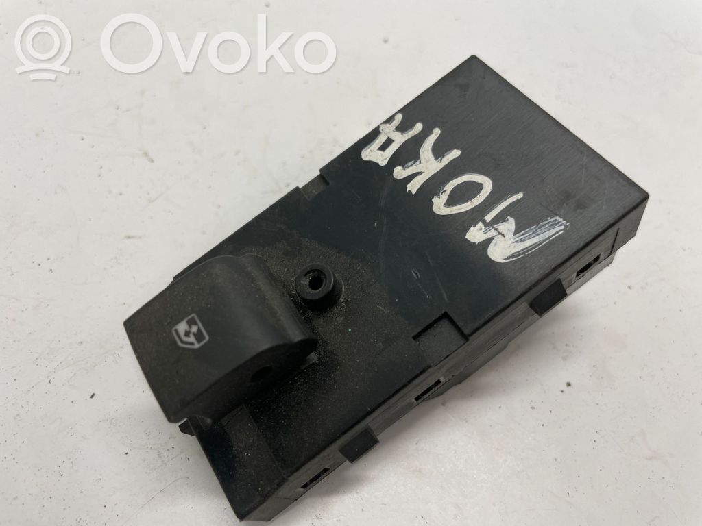 Opel Mokka X Electric window control switch 