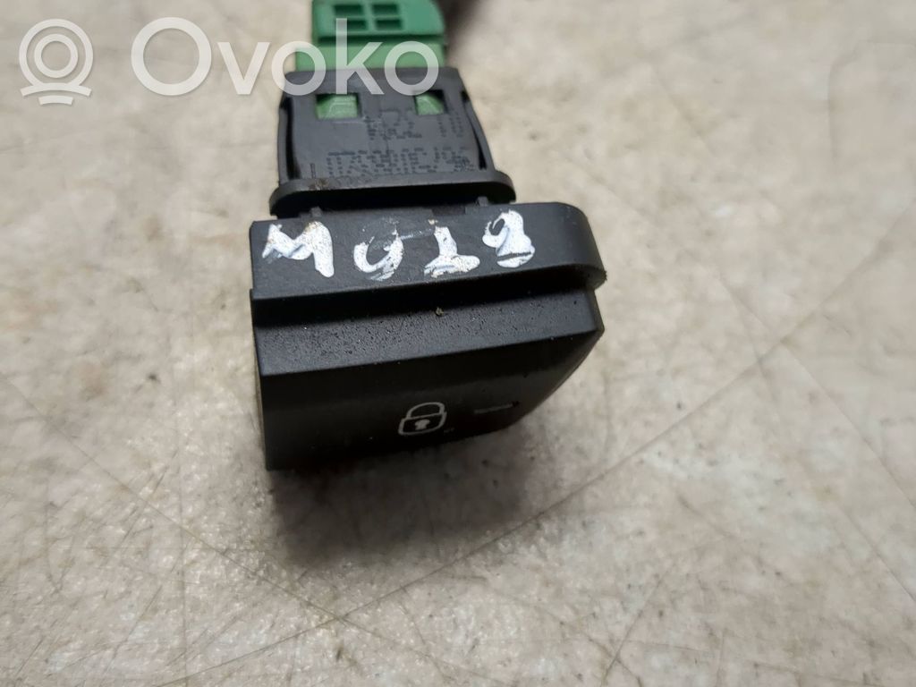 Peugeot 2008 I Central locking switch button 