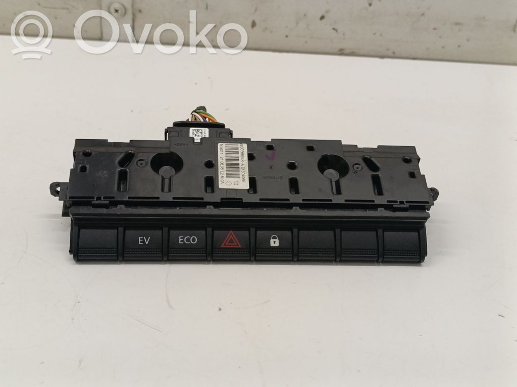 Renault Arkana A set of switches 