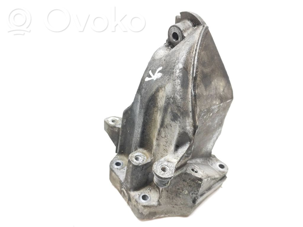 Mercedes-Benz E W212 Engine mounting bracket 