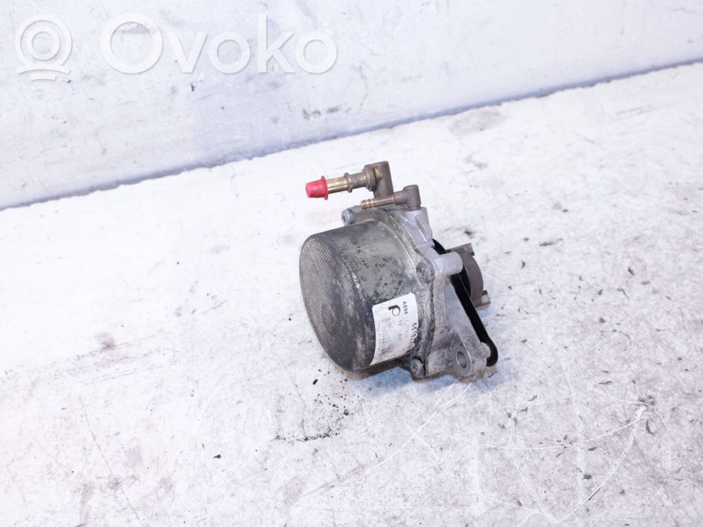 Opel Astra J Vacuum pump 
