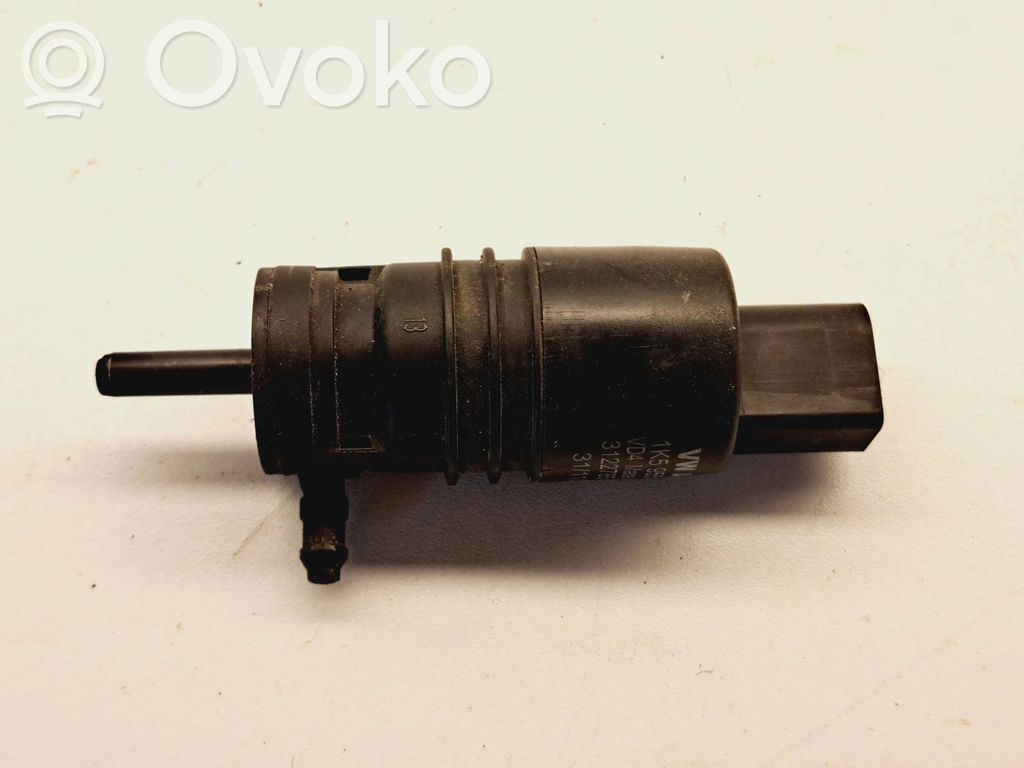 Volkswagen PASSAT B7 Windscreen/windshield washer pump 