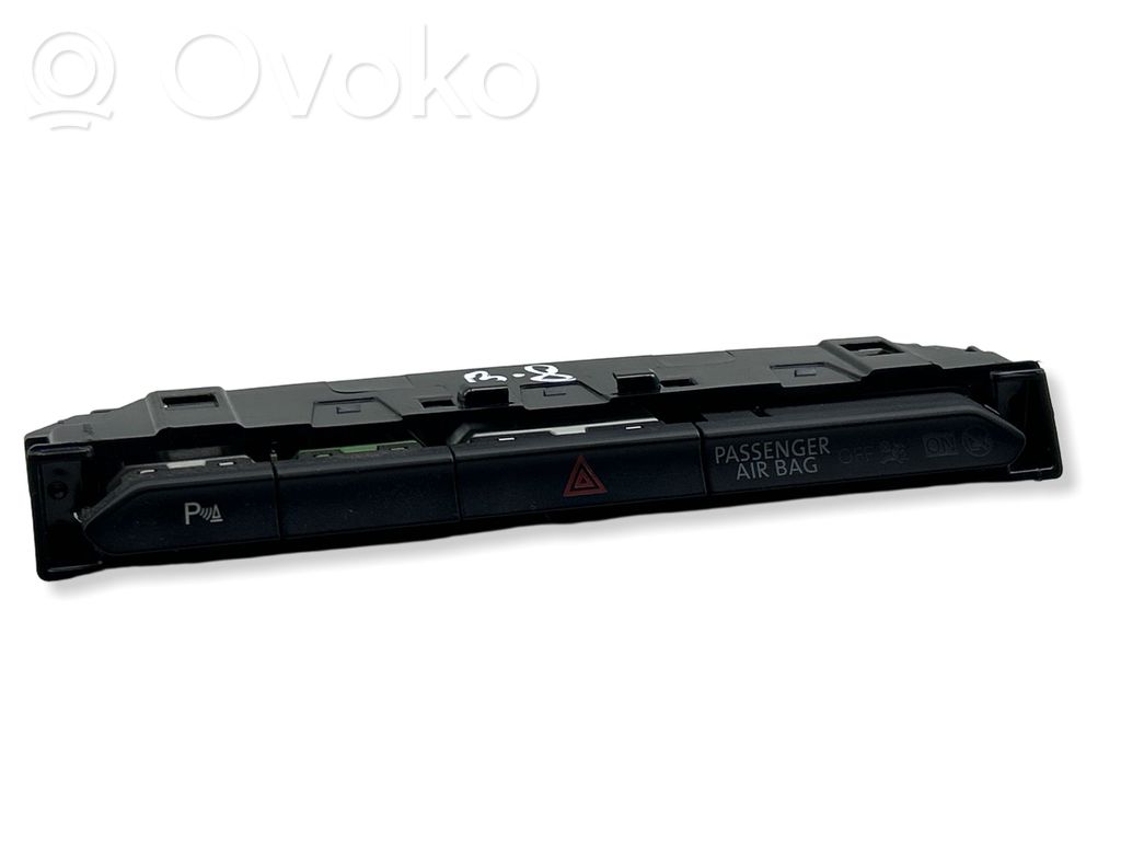 Volkswagen PASSAT B8 Botón interruptor de luz de peligro 