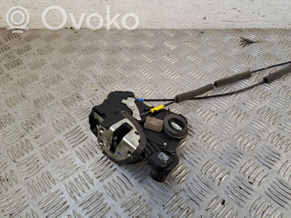 Toyota Corolla Verso AR10 Priekšpusē slēdzene 