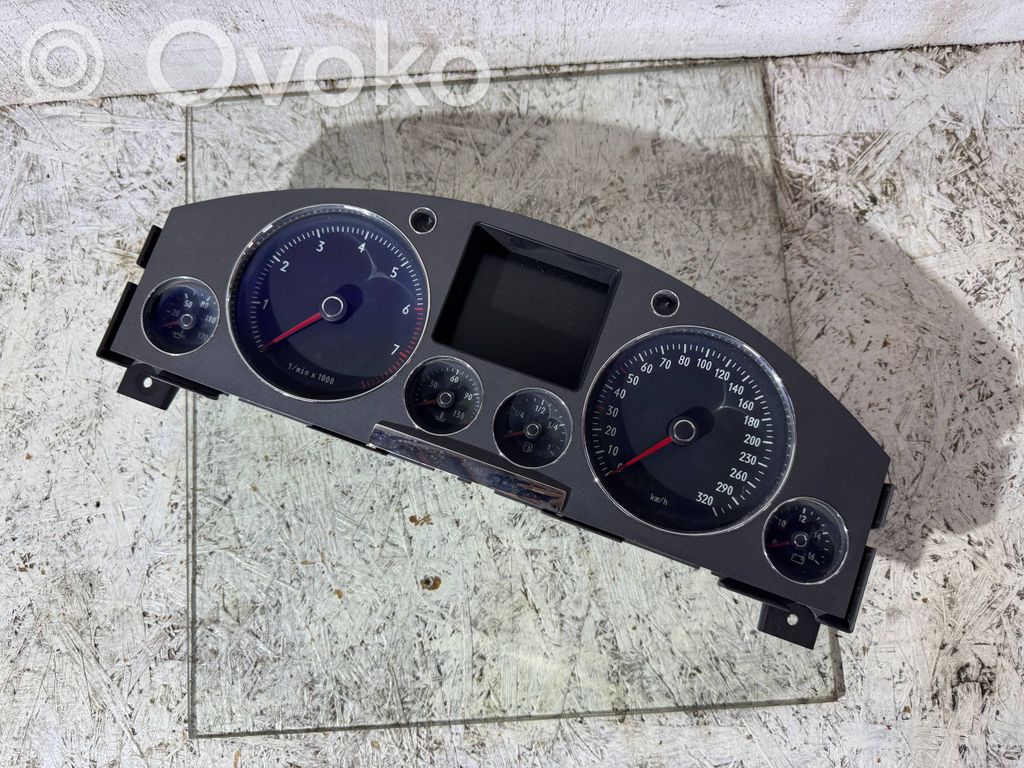 Volkswagen Phaeton Speedometer (instrument cluster) 