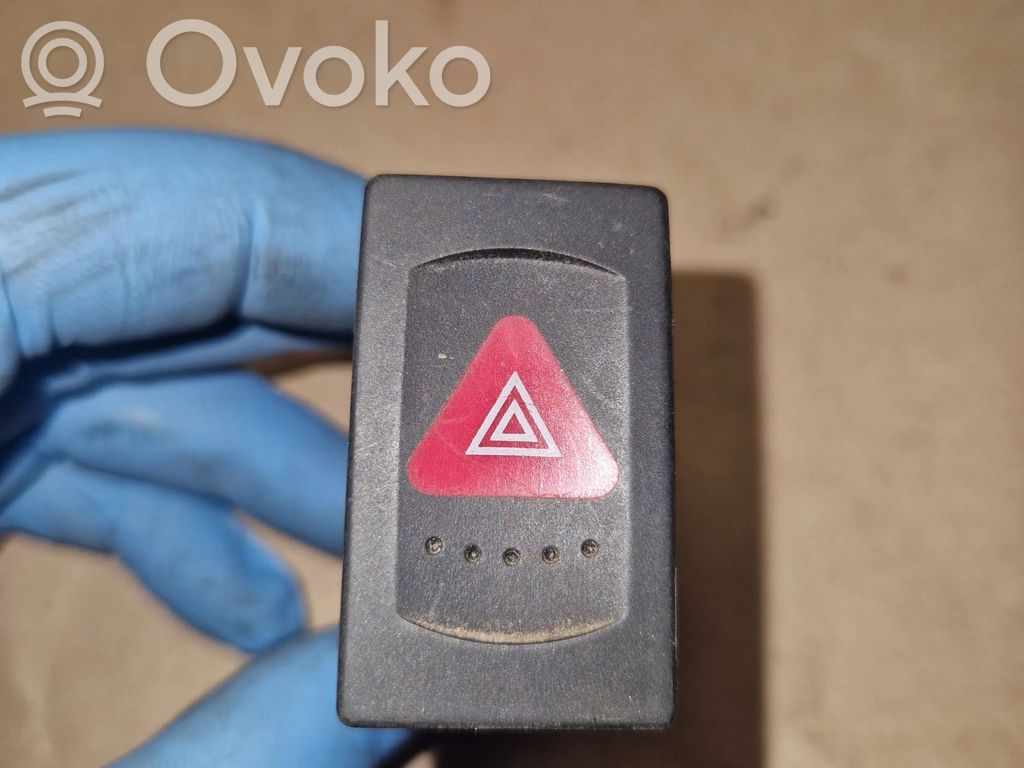 Volkswagen PASSAT B5.5 Hazard light switch 