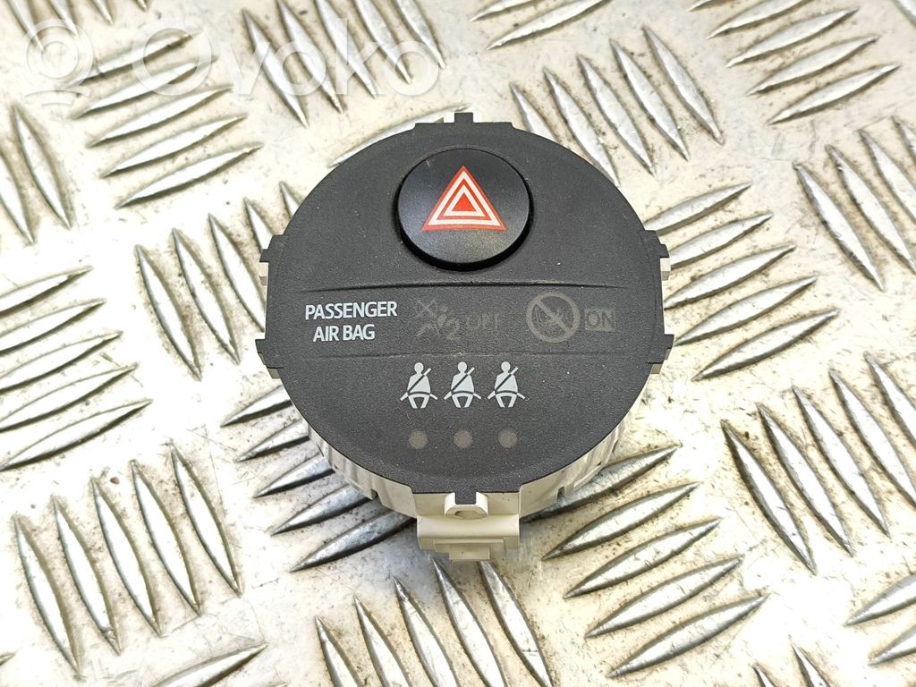 Toyota Yaris Botón interruptor de luz de peligro 