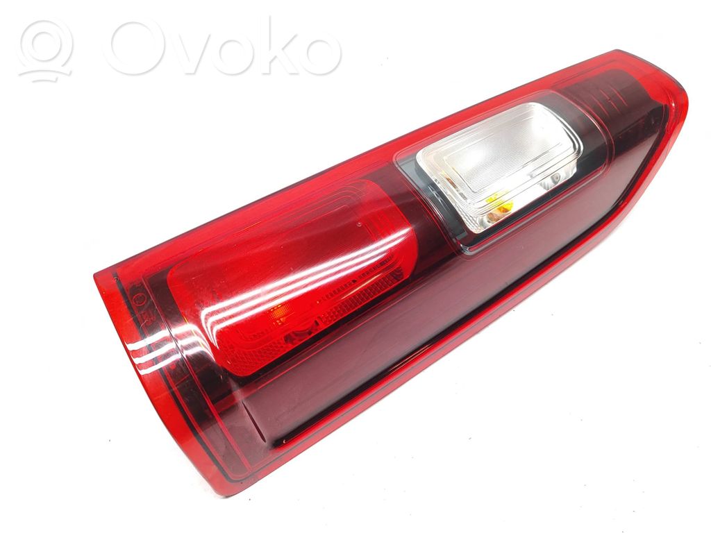 Nissan NV300 Aizmugurējais lukturis virsbūvē 