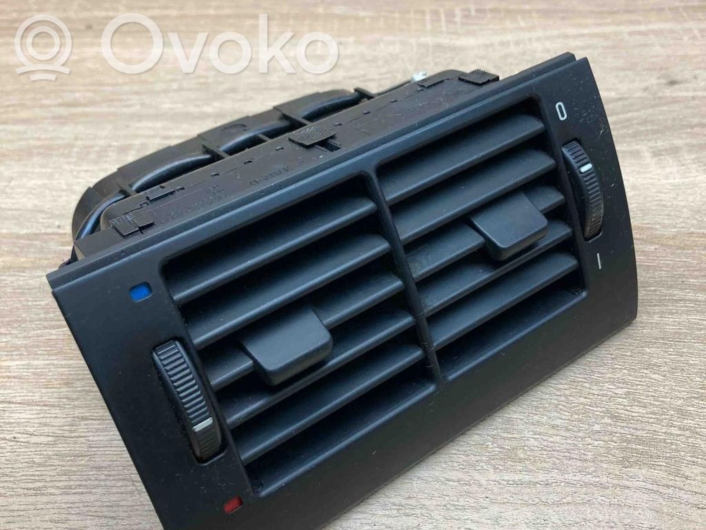 BMW 5 E39 Centrālais gaisa ventilācijas režģis 